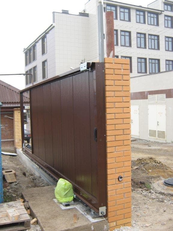 Производим установку откатных ворот в Славянске-на-Кубани, беремся за проекты любой сложности. Опыт работы наших сотрудников - более 12 лет. Цены Вас приятно удивят.
