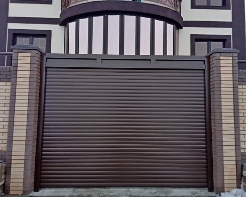 Роллетные ворота Алютех серии Prestige со сплошным алюминиевым профилем роликовой прокатки AG/77 с доставкой в Славянске-на-Кубани 